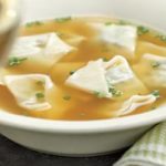 Пельмени с начинкой из листьев мангольда в бульоне из шнитт-лука