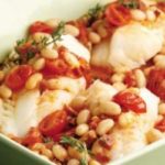 Печеная треска с колбасками чоризо и белой фасолью