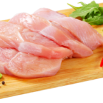 Куриное филе на разделочной доске