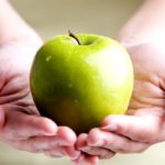 Яблоко в руках