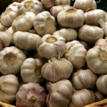 Чеснок в корзине