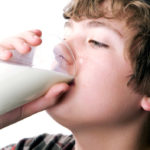 Парень пьет молоко