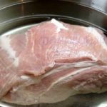 Свинина варится в кастрюле