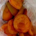 Лучше всего абрикосы хранить замороженными