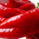 Красный перец в руках