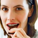 Девушка ест шоколад