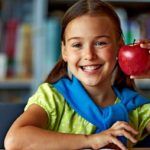 Школьница с яблоком