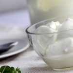 Сметана в прозрачном блюдце