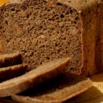 Черный хлеб нарезанный