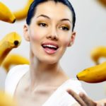 Девушка среди бананов