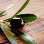 Плоды маслин на деревянном столе