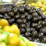 Маслины на прилавке