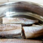 Минтай варится в кастрюле