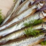 Мойва на разделочной доске