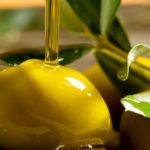 Оливки поливаются оливковой олией