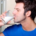 Мужчина пьет молоко