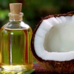 Кокосовое масло рядом с кокосом и лимоном