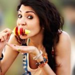 Девушка ест мороженое