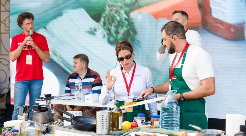 Кулинарные битвы, народная музыка и 5 000 самых разных продуктов и блюд: чем запомнились «Вкусы России»