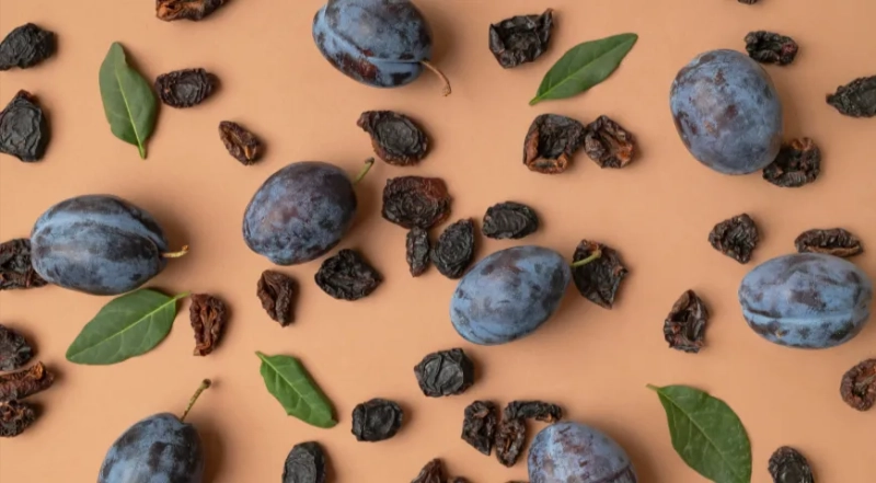 Нутрициолог ответила, что полезнее — слива или чернослив