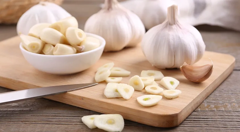 Сколько зубчиков чеснока можно съедать в день и как правильно употреблять в лечебных целях
